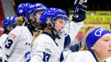 Ringettemaajoukkueen varakapteeni Katariina Kurikko tuulettaa Suomen maalia vaihtoaitiossa.
