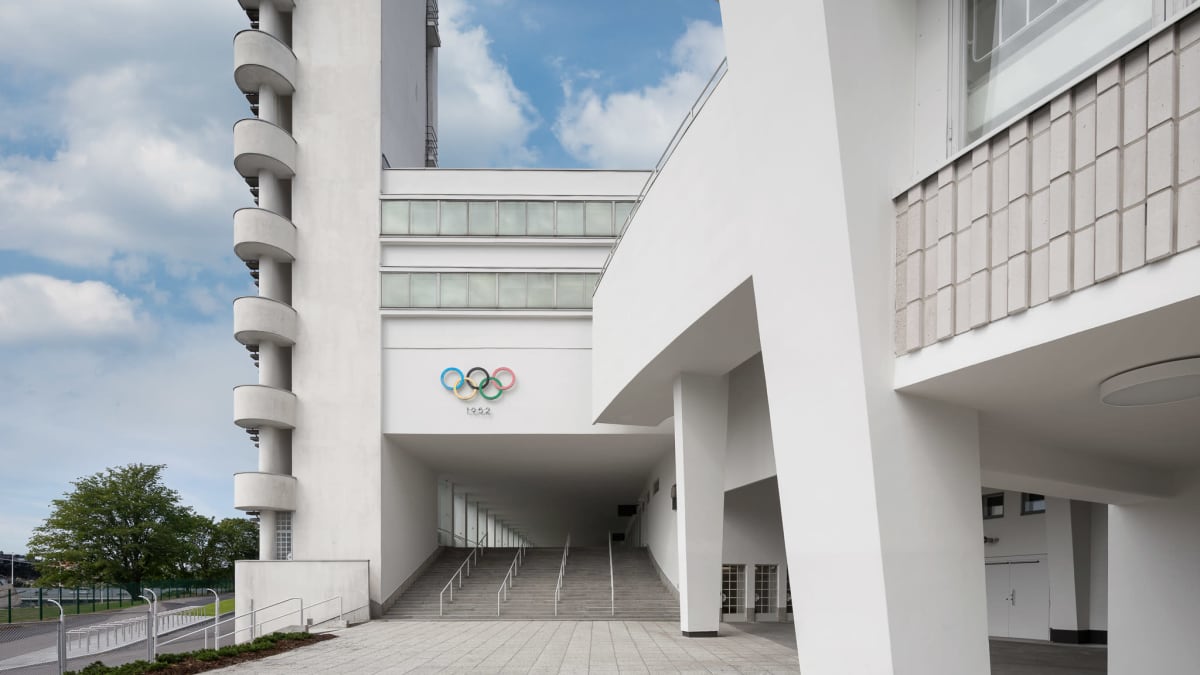 Stadionin tornin viereistä sisäänkäyntiä koristaa edelleen olympiarenkaat. 