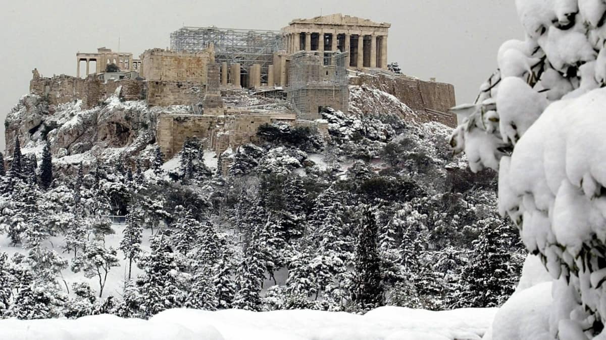 Lumen peittämä Akropolis