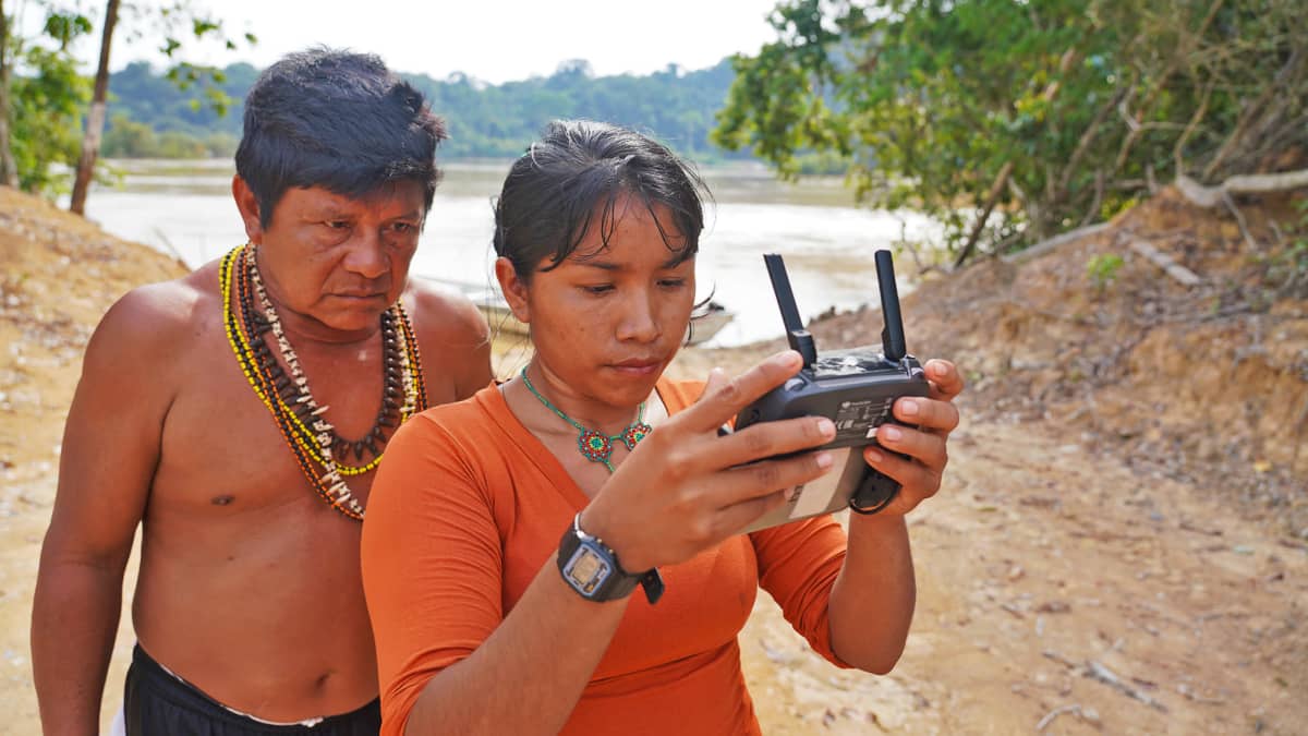 Munduruku-intiaanit Juarez Saw ja Aldira Akai käyttävät droonia laittomien hakkuiden arviointiin.
