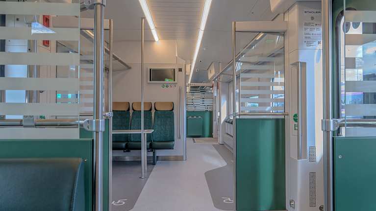 VR:n ensi kesänä käyttöön tulevan uuden lähijunan matkustamo.