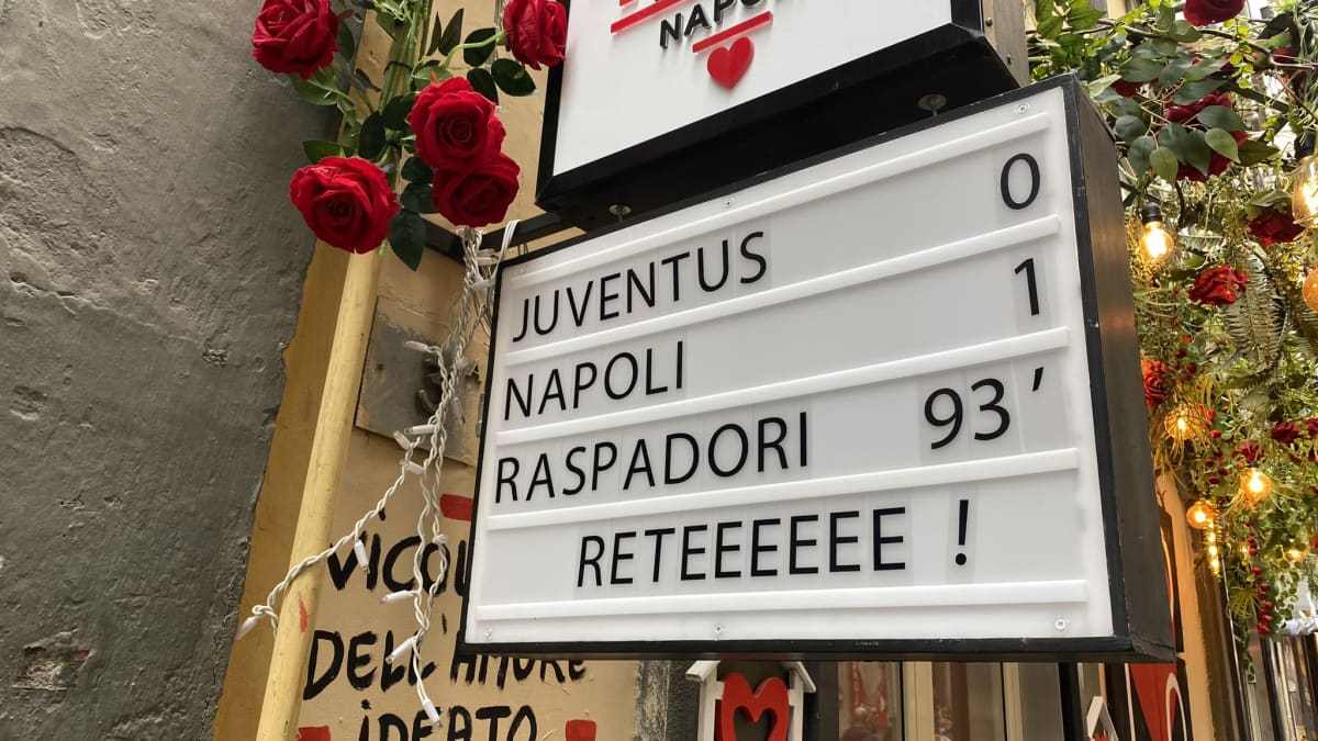 Kukkakauppa muistutti Napolissa edellisen viikonlopun Juventus-ottelun tuloksesta.