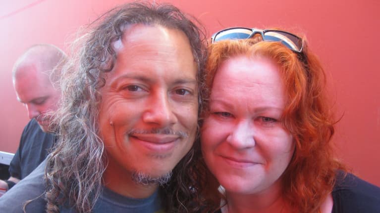 Hanna Erolahti poseeraa kameralle Metallican kitaristin Kirk Hammettin kanssa Meet & Greet -tapahtumassa Helsingissä.
