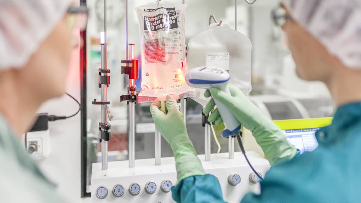 Kaksi laboratoriohoitajaa käyttävät CliniMACS-konetta.