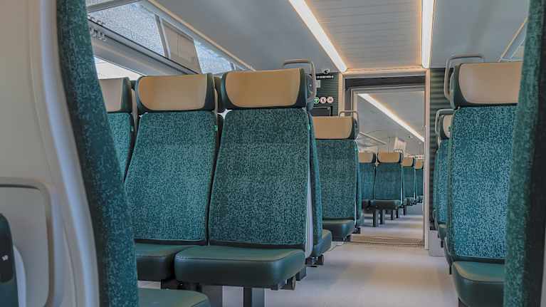 VR:n uuden lähijunamallin matkustamo.