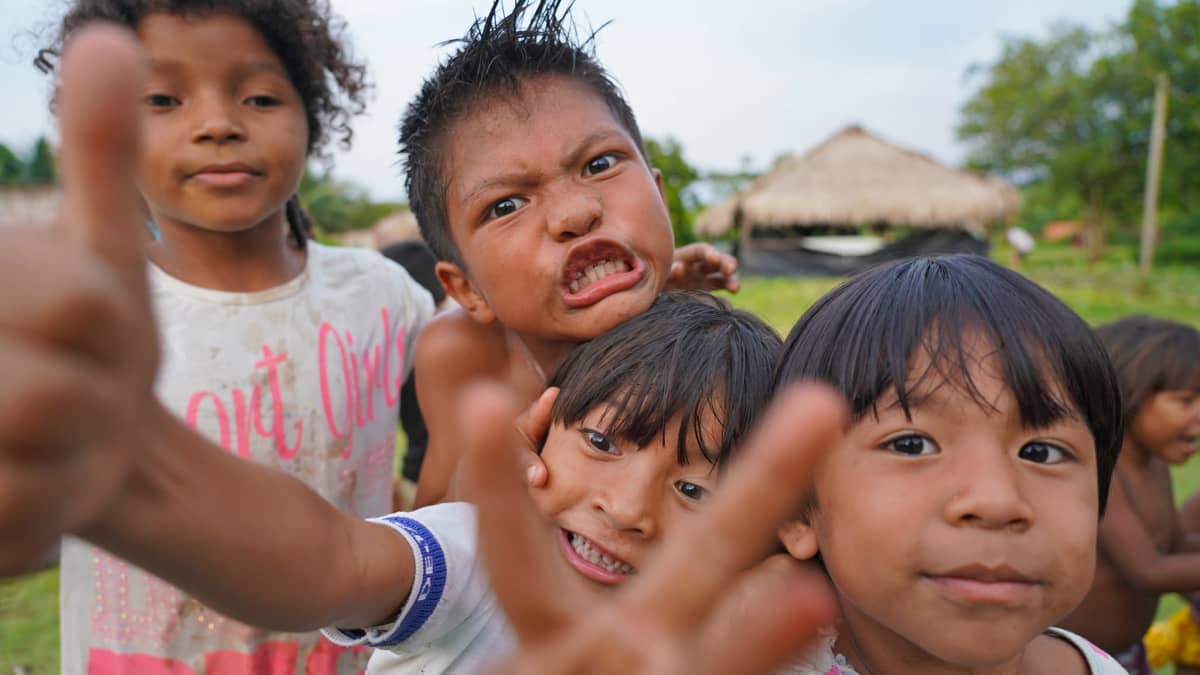 Munduruku-intiaanien Sawré Muybu -kylän lapsia.