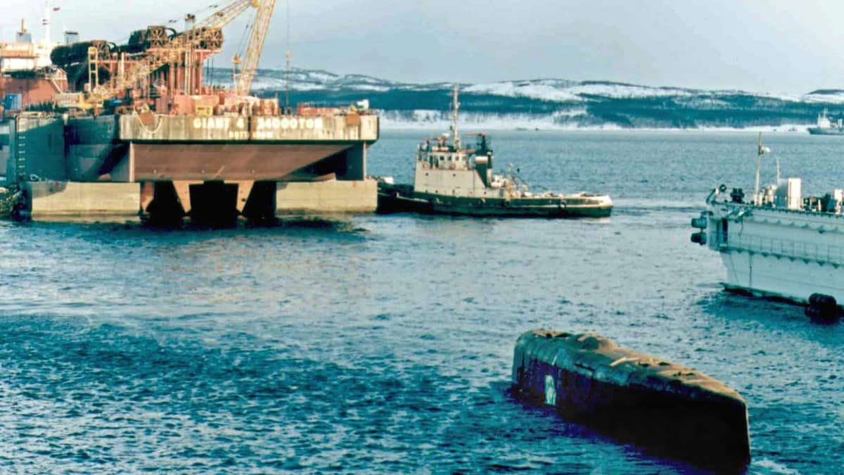 Sukellusvene Kurskin nosto-operaatio Venäjällä 2001.