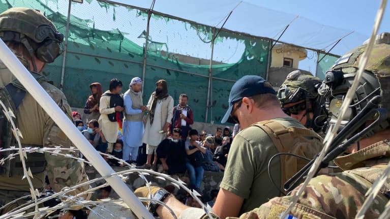 Kabulin lentokentällä evukuoidaan ihmisiä.