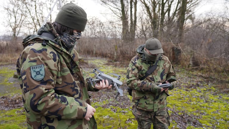 Kaksi ukrainalaista sotilasta valmistelee droonin lähettämistä matkaan.
