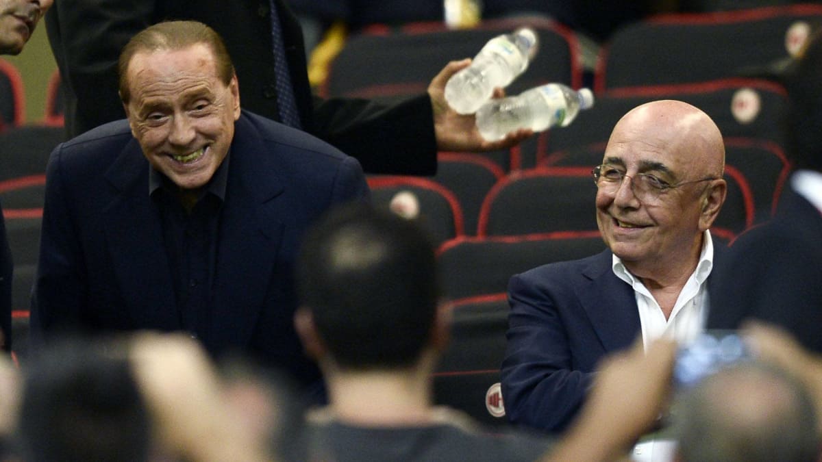 Silvio Berlusconi ja Adriano Galliani toimivat Monzan jalkapallojoukkueen taustahahmoina.