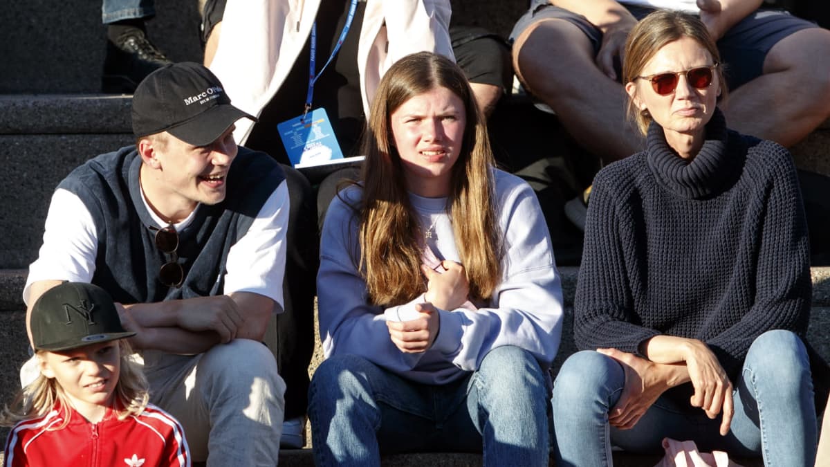 Benjamin, Minea ja Leona Helander seuraavat miesten keihäskisaa Paavo Nurmen kisoissa.