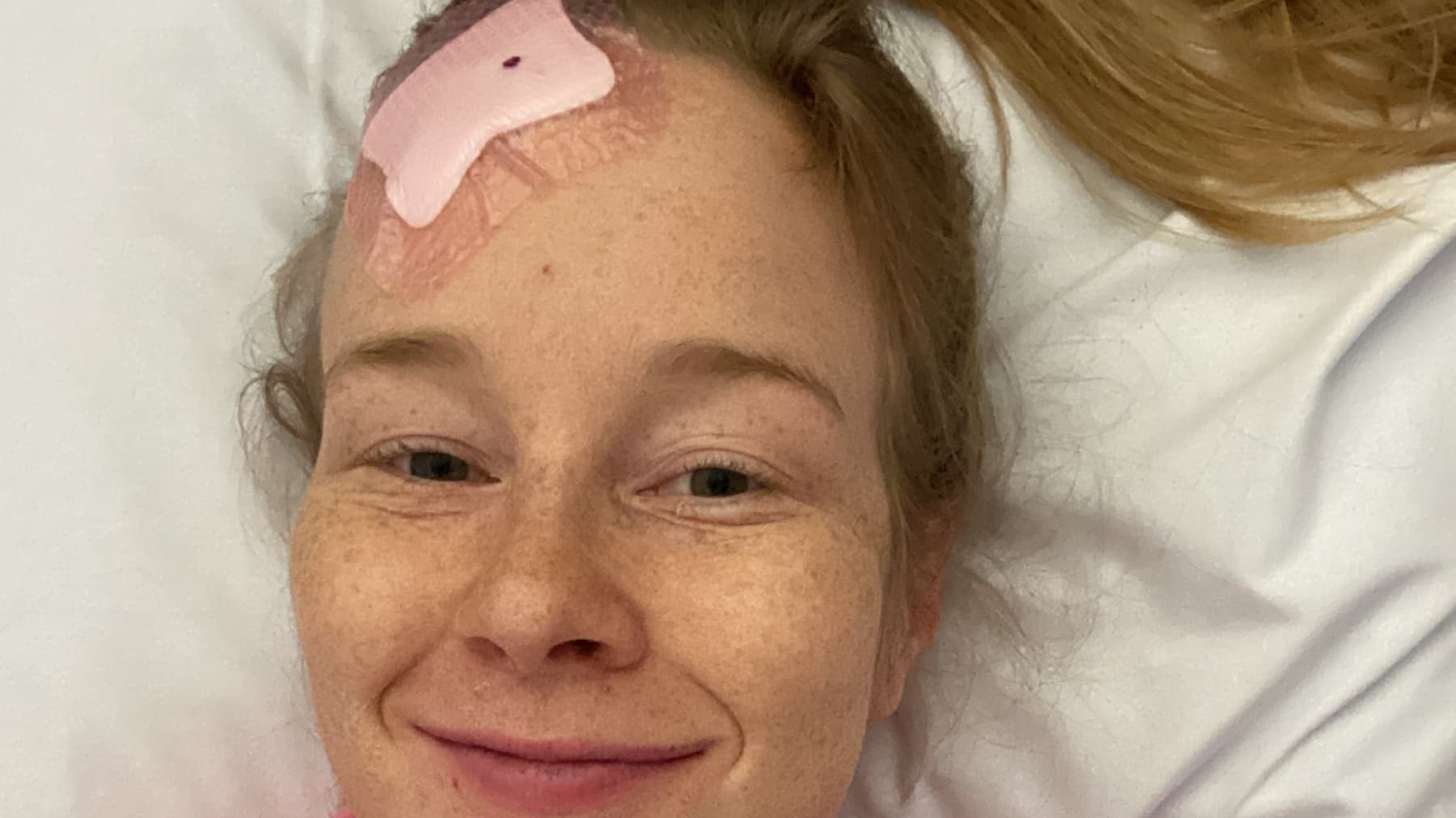 RIngettepelaaja Katariina Kurikko sairaalaosastolla aivoleikkauksen jälkeen.