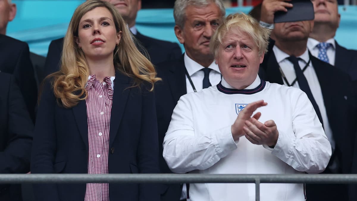 Pääministeri Boris Johnson seuraamassa Englannin ottelua Wembleyllä.