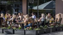 Ravintolan terassi täynnä väkeä Mikkelin keskustassa.