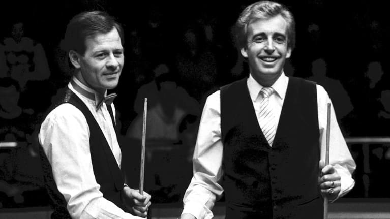 Alex Higgins ja Terry Griffiths voittivat maailmanmestaruuden pääsemällä turnaukseen karsintojen kautta. Higgins ylsi harvinaiseen saavutukseen vuonna 1972 ja Griffiths vuonna 1978. Heidän lisäkseen Shaun Murphy onnistui tempussa vuonna 2005.