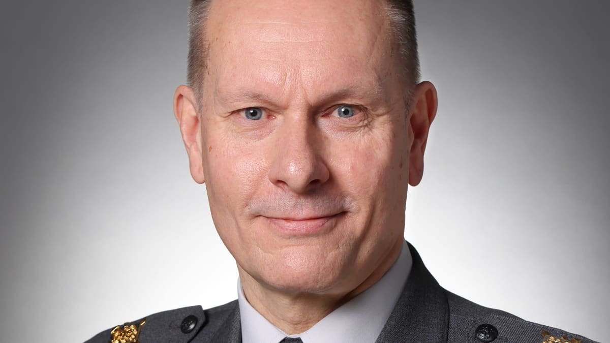 Maavoimien esikuntapäällikkö, kenraalimajuri Jukka Jokinen univormussaan.