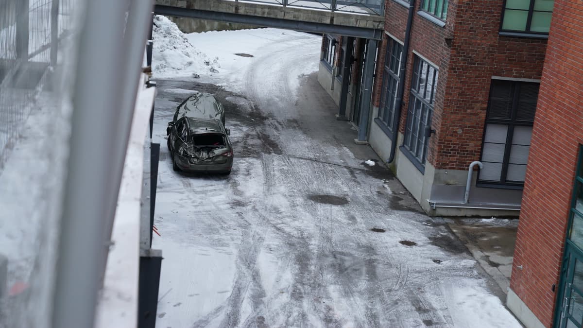 Taksi ajoi kaiteen läpi ja putosi monta metriä. Kuva: Jyrki Ojala / Yle