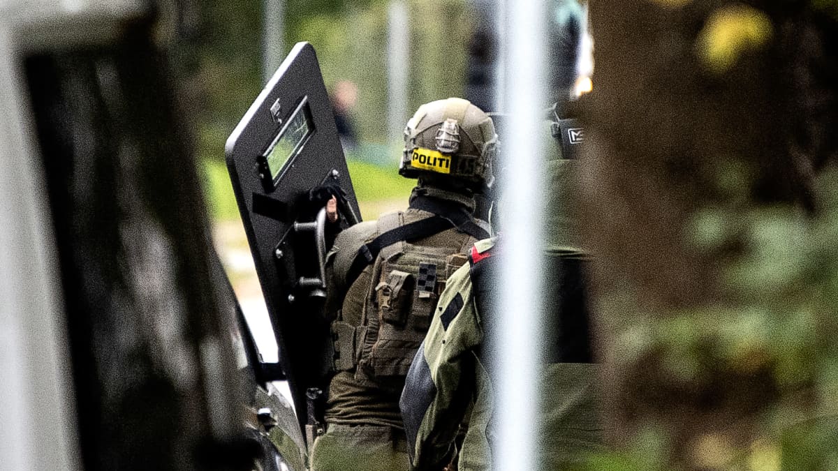 Kilvellä ja kypärällä varustautunut poliisi.