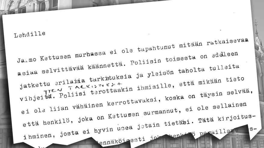 Mustavalkoinen kuva Oulun entisestä poliisiasemasta Torikadulla ja sen päällä revinnäinen vanhasta poliisitiedotteesta.