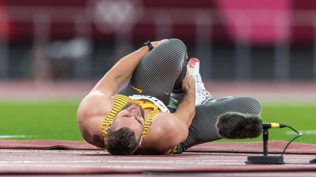 Johannes Vetter ligger nere på banan och tar sig för knät.