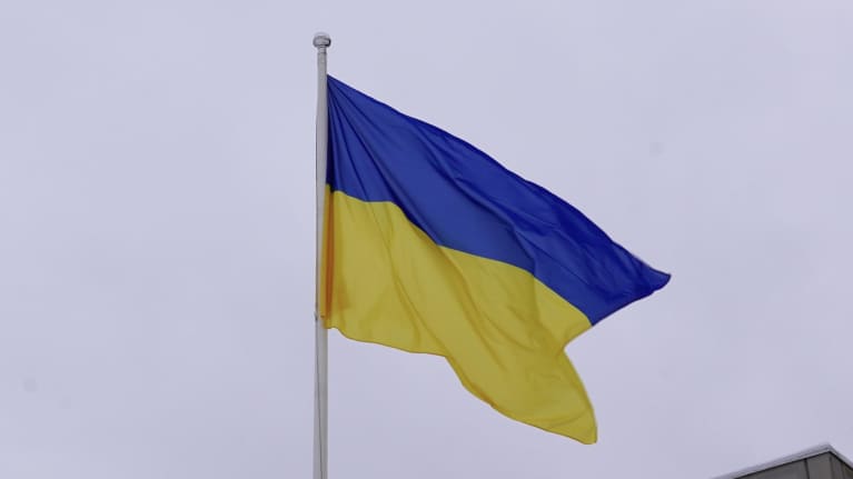 Ukrainan liput liehuvat ympäri Suomea Venäjän käynnistämän hyökkäyssodan alkamisen vuosipäivänä. Myös Ylen TV- ja radiokeskuksen lipputankoon on nostettu Ukrainan lippu.