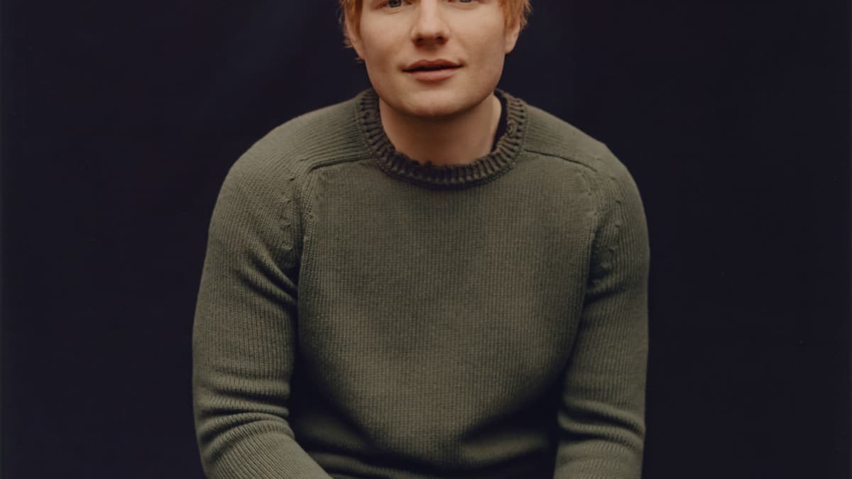 Ed Sheeran vihreässä paidassa.
