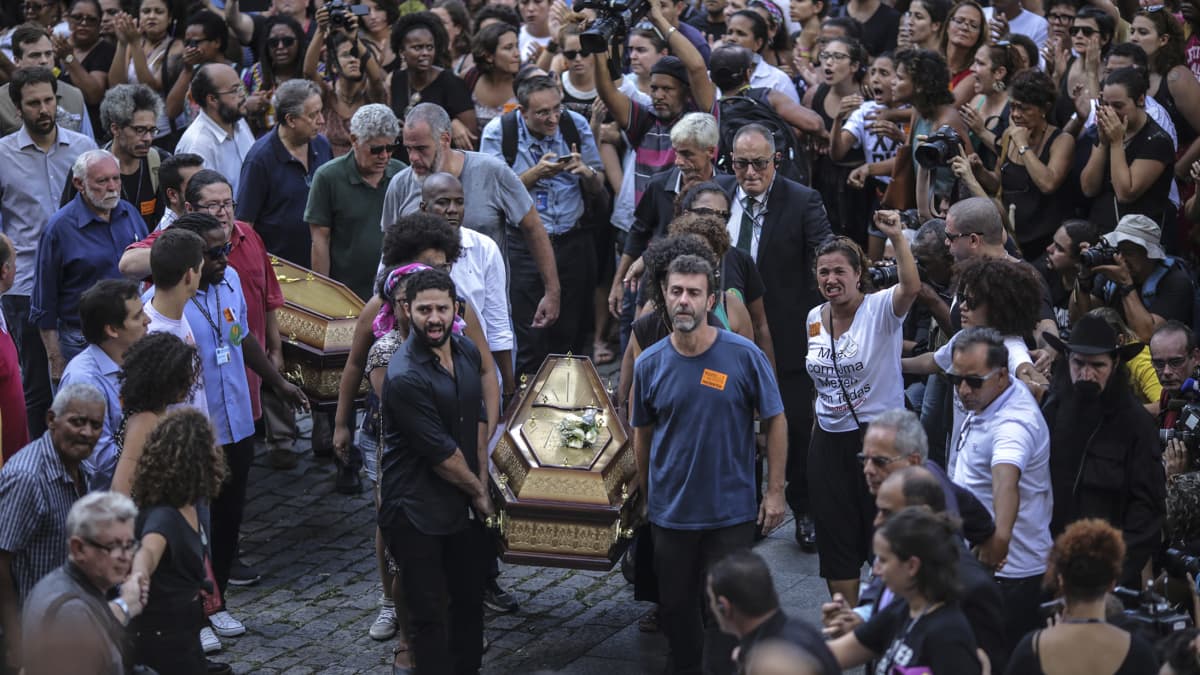 Marielle Francon hauta-arkkua kannetaan väkijoukon keskellä.
