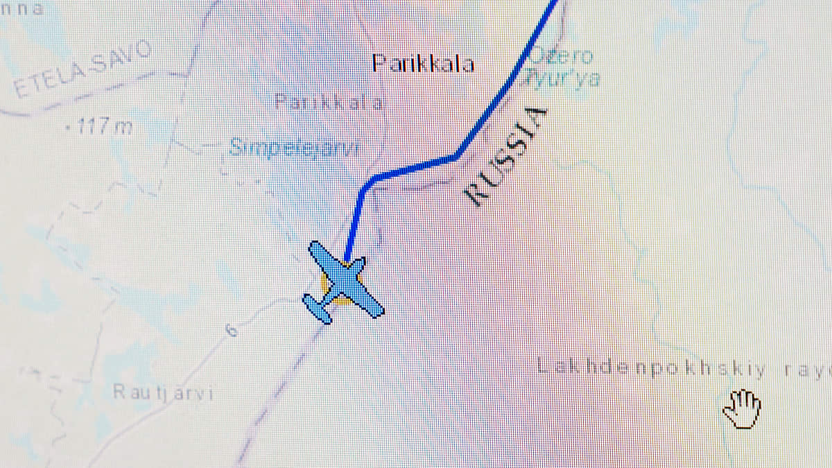 Tietokoneen ruudulla näkyy, miten kone lentää valtionrajarajaa myöten.