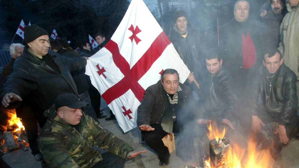 Venäjältä kaasua Georgiaan vievät putket räjäytettiin Venäjän Pohjois-Ossetiassa 22. tammikuuta 2006. Maan pääkaupingin, Tbilisin, asukkaita värjötteli tulen äärellä sunnuntai-iltana 22. tammikuuta.