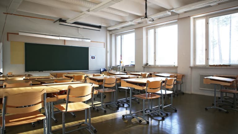Tyhjä luokkahuone Ilmaristen yhtenäiskoulussa Liedossa.