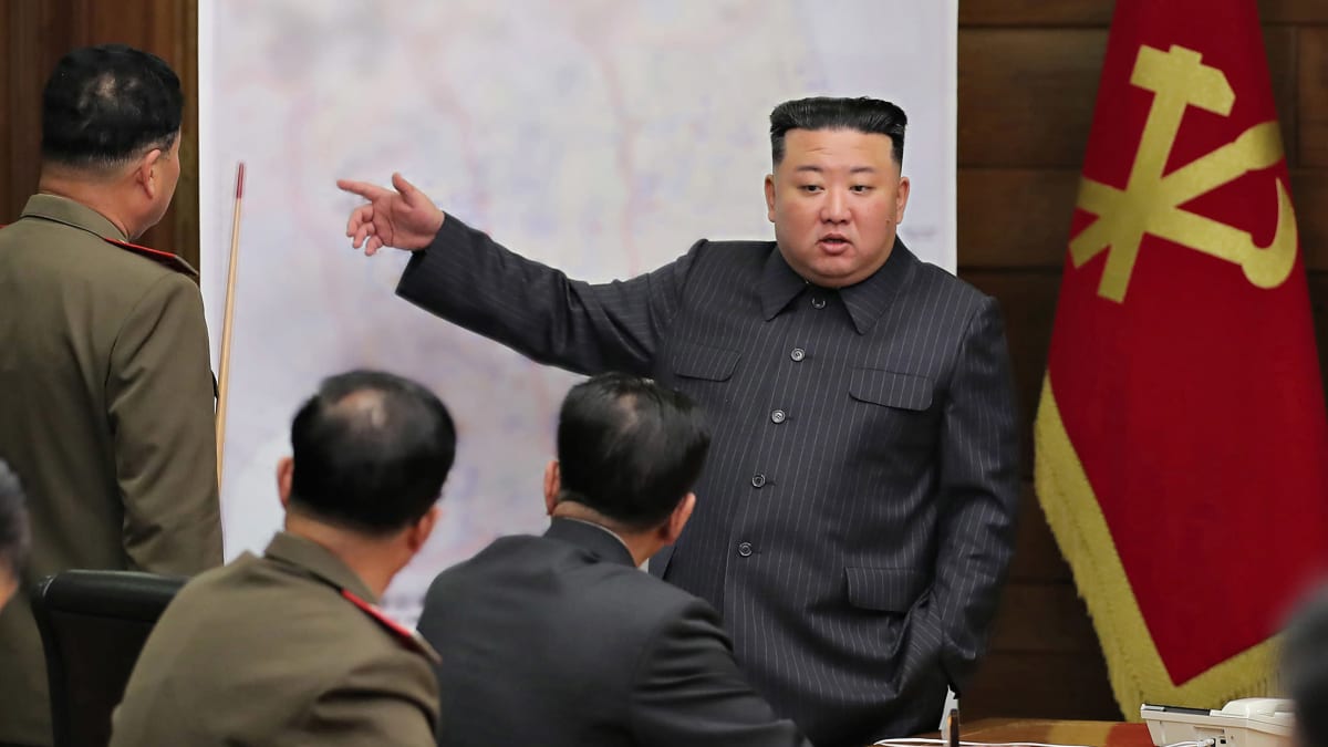 Pohjois-Korean valtiollisen uutistoimiston (KCNA) julkaisemassa kuvassa maan johtaja Kim Jong-un tapasi maan korkeinta sotilasjohtoa maanantaina 10. huhtikuuta 2023. Kuvassa Kim Jong-un viittoo oikealla kädellään sumennetun kartan edessä. Sotilasjohtajat ovat selin kameraan.