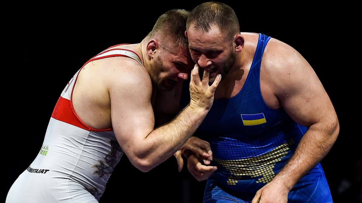 Elias Kuosmanen otteli vuonna 2021 olympiakarsintaturnauksessa Sofiassa ukrainalaista Mykola Kutshmia vastaan.
