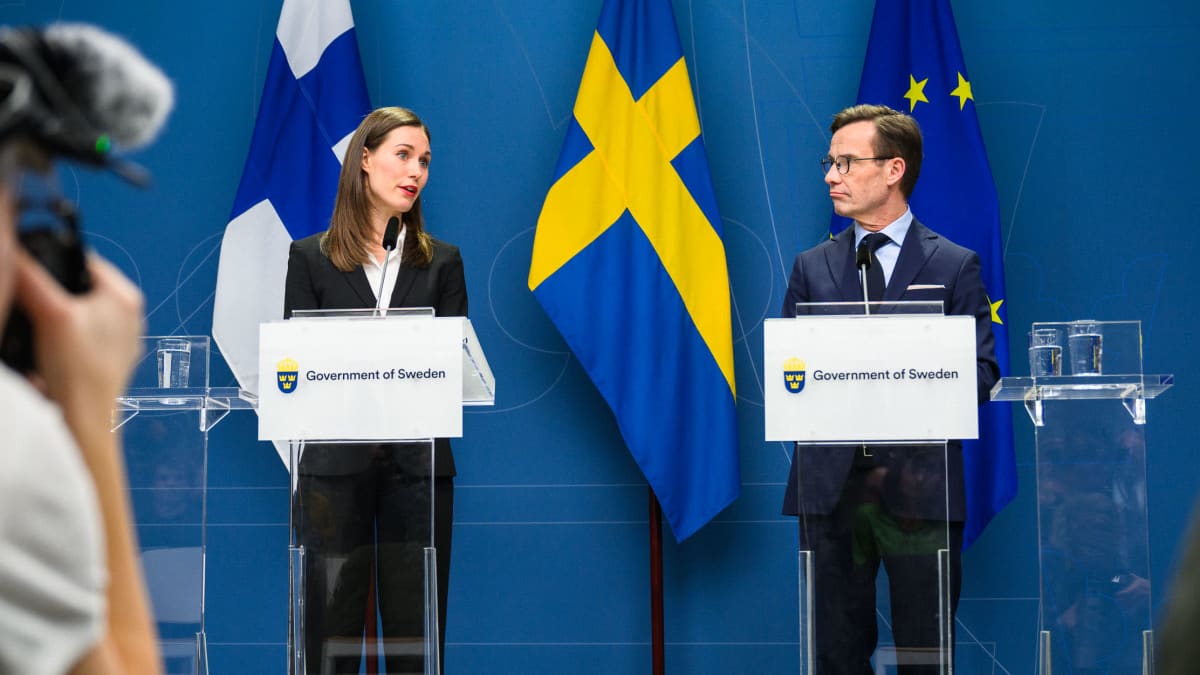 Suomen pääministeri Sanna Marin ja Ruotsin pääministeri Ulf Kristersson lehdistötilaisuudessa Tukholmassa.