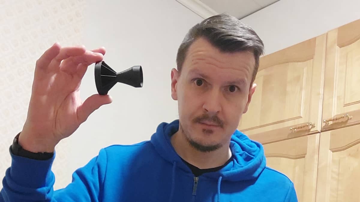 Samuli Jyllilä pitää kädessään muovista lieriötä, jota voidaan käyttää kranaatin vakauttajana.