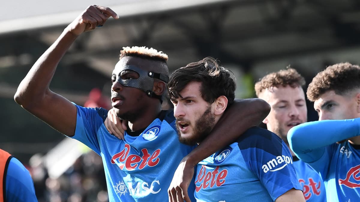 Napoli firar mål.