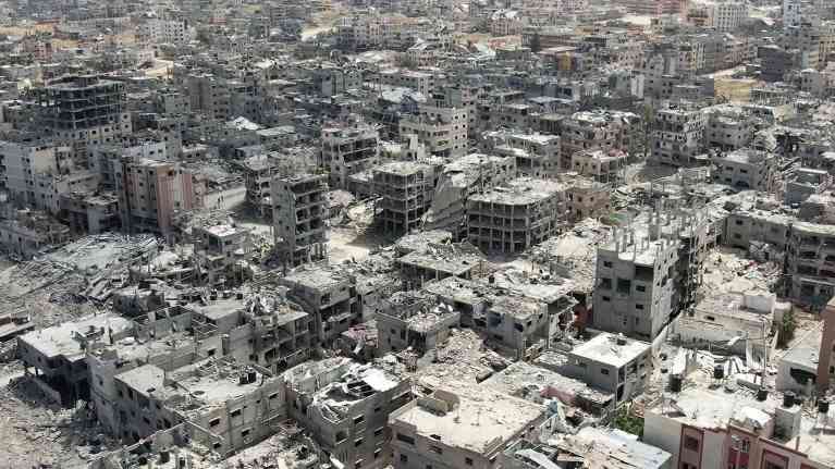 Ilmakuva rikkipommitetusta Khan Yunisin kaupungista Gazan kaistaleella.