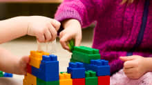 Barn leker med legobitar.