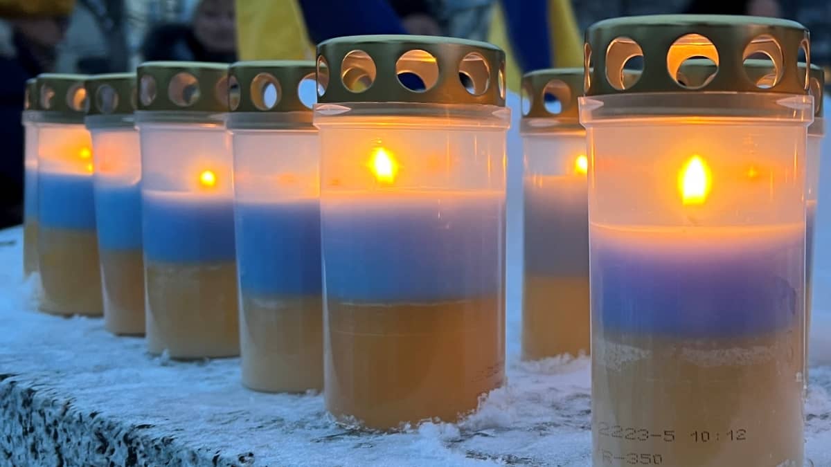 Ukrainen lipun värisiä kynttilöitä.