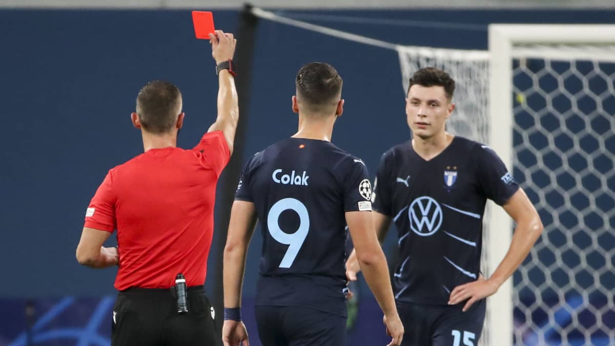 Malmö FF:n Anel Ahmedhodzicille näytetään punaista korttia Pietarissa. 