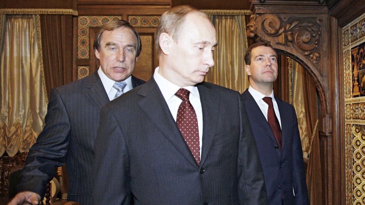 Sergei Roldugin, Vladimir Putin ja Dimitri Medvedev kuvattuna vuonna 2009.