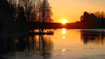 Tyyni järvi ja upea auringonnousu Kuhmossa vappupäivän aamuna.