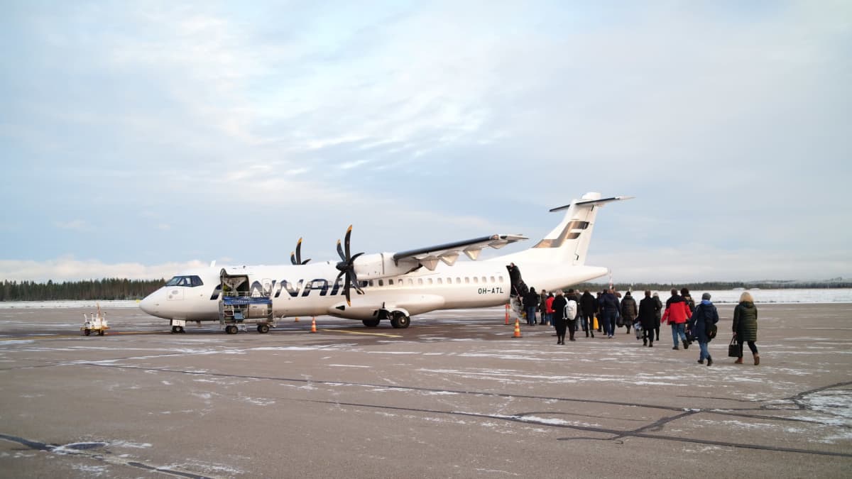 Finnairin kone Kajaanin lentoasemalla.