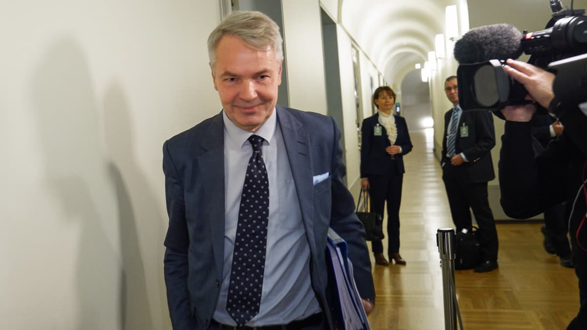 Pekka Haavisto eduskunnassa menossa perustulakivaliokunnan kuultavaksi.