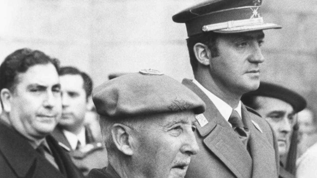 Espanjan diktaattori Francisco Franco. Taustallla näkyy prinssi Juan Carlos. Kuva otettu 1. joulukuuta 1972 falangistijohtaja José Antonio Primo de Riveran muistotilaisuudessa.
