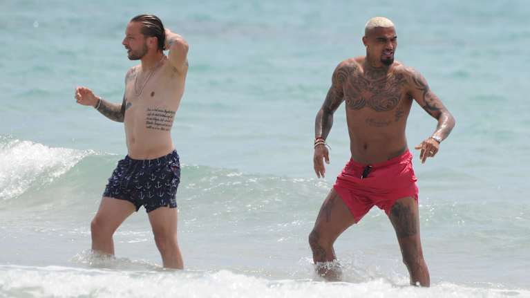 fotbollspelare på stranden