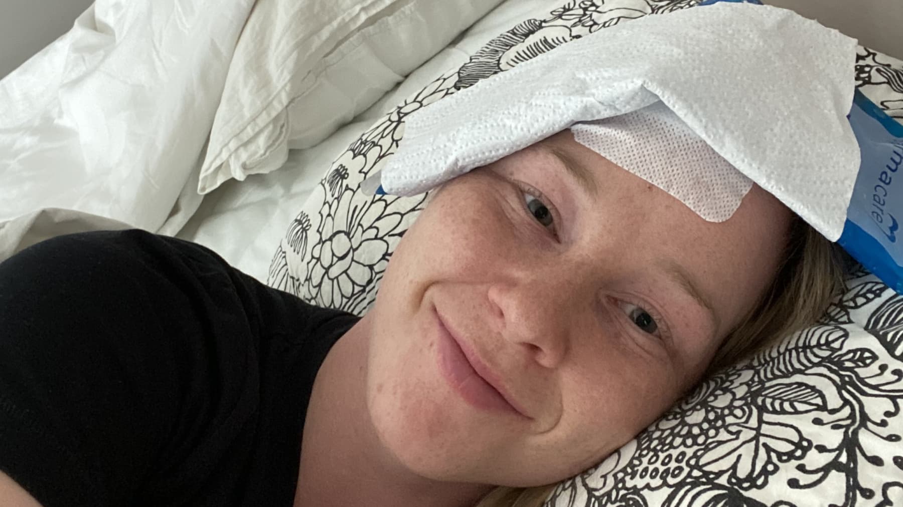 Ringettepelaaja Katariina Kurikko lepää kotona aivoleikkauksen jälkeen.