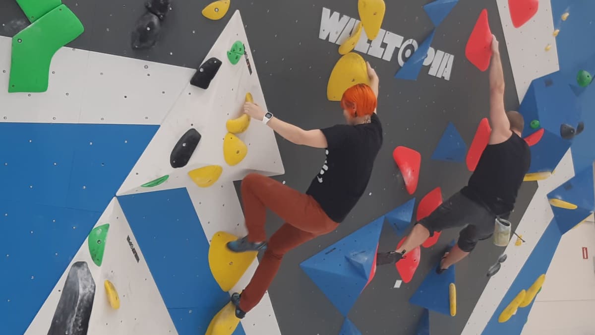 Kiipeilijöitä boulder-seinällä Mikkelissä.