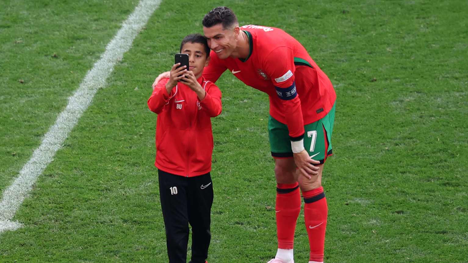 Hur lyckades sex olika planstormare ta sig in och jaga Ronaldo Tioaring satte i gang kaoset Sa till pappa att jag skulle pa toaletten Sport Yle