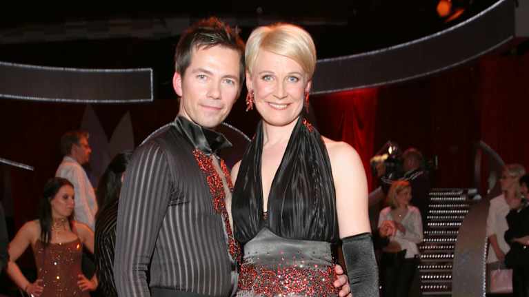 Leena Harkimo ja Erik Hento yhteensopivissa musta-punaisissa tanssiasuissa.