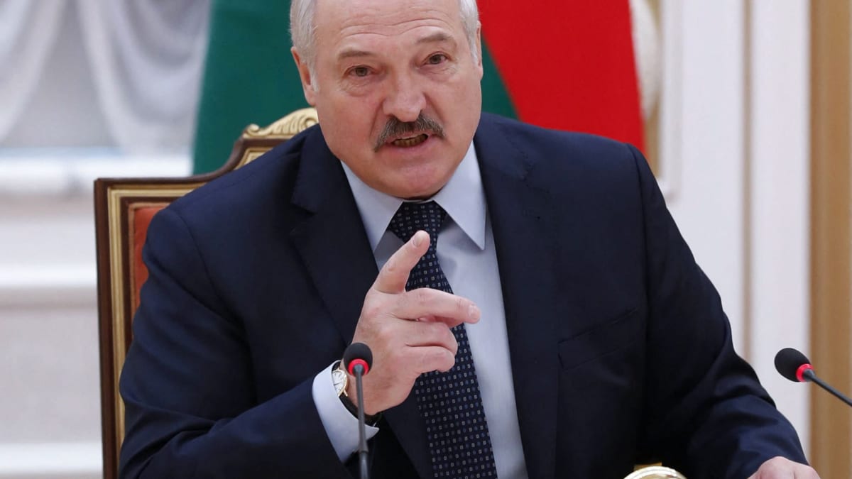 Valko-Venäjän presidentti Aljaksandr Lukašenka pitää oikeaa kättään pystyssä.
